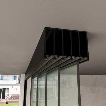 5 railsysteem zwart met helder glas van 5000 tot 6000 mm breed met totale hoogte van 1970 mm tot 2700 mm