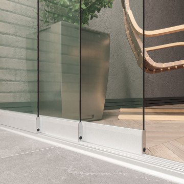 3 railsysteem wit met helder glas van 2000 tot 3000 mm breed met totale hoogte van 1970 mm tot 2700 mm