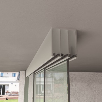 3 railsysteem wit met helder glas van 2000 tot 3000 mm breed met totale hoogte van 1970 mm tot 2700 mm