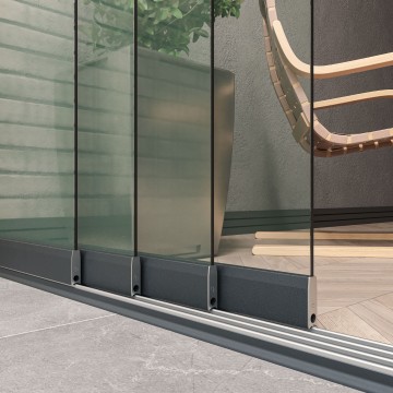 4 railsysteem antraciet met helder glas van 3000 tot 4000 mm breed met totale hoogte van 1970 mm tot 2700 mm