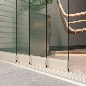 4 railsysteem creme met helder glas van 3000 tot 4000 mm breed met totale hoogte van 1970 mm tot 2700 mm