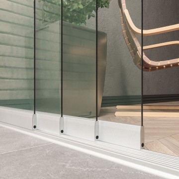 4 railsysteem wit met helder glas van 3000 tot 4000 mm breed met totale hoogte van 1970 mm tot 2700 mm