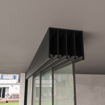 4 railsysteem antraciet met helder glas van 3000 tot 4000 mm breed met totale hoogte van 1970 mm tot 2700 mm