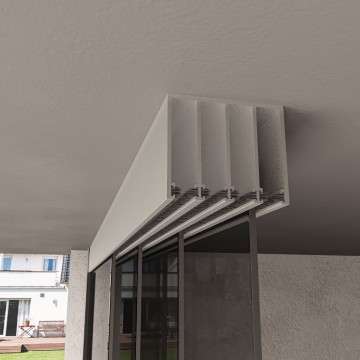 4 railsysteem wit met getint glas van 3000 tot 4000 mm breed met totale hoogte van 1970 mm tot 2700 mm