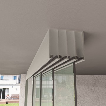 4 railsysteem wit met helder glas van 3000 tot 4000 mm breed met totale hoogte van 1970 mm tot 2700 mm