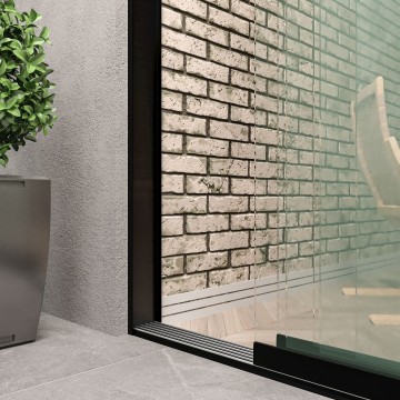 5 railsysteem zwart met helder glas van 4000 tot 5000 mm breed met totale hoogte van 1970 mm tot 2700 mm