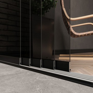 5 railsysteem zwart met getint glas van 4000 tot 5000 mm breed met totale hoogte van 1970 mm tot 2700 mm