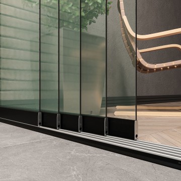 5 railsysteem zwart met helder glas van 4000 tot 5000 mm breed met totale hoogte van 1970 mm tot 2700 mm