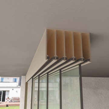 5 railsysteem creme met helder glas van 4000 tot 5000 mm breed met totale hoogte van 1970 mm tot 2700 mm