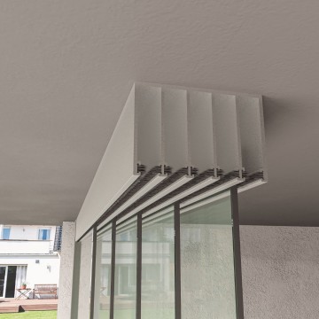 5 railsysteem wit met helder glas van 4000 tot 5000 mm breed met totale hoogte van 1970 mm tot 2700 mm