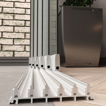 6 railsysteem wit met helder glas van 5000 tot 6000 mm breed met totale hoogte van 1970 mm tot 2700 mm