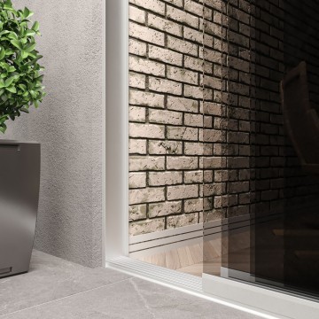 6 railsysteem wit met getint glas van 5000 tot 6000 mm breed met totale hoogte van 1970 mm tot 2700 mm