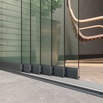 6 railsysteem antraciet met helder glas van 5000 tot 6000 mm breed met totale hoogte van 1970 mm tot 2700 mm