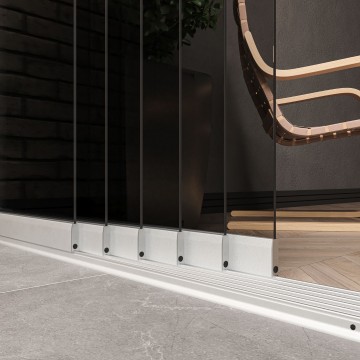 6 railsysteem wit met getint glas van 5000 tot 6000 mm breed met totale hoogte van 1970 mm tot 2700 mm