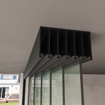 6 railsysteem antraciet met helder glas van 5000 tot 6000 mm breed met totale hoogte van 1970 mm tot 2700 mm