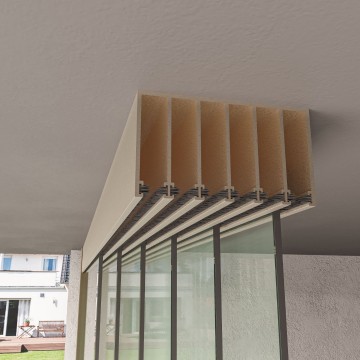 6 railsysteem creme met helder glas van 5000 tot 6000 mm breed met totale hoogte van 1970 mm tot 2700 mm