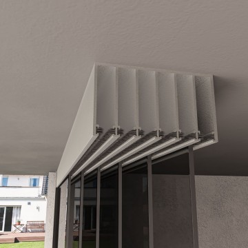 6 railsysteem wit met getint glas van 5000 tot 6000 mm breed met totale hoogte van 1970 mm tot 2700 mm