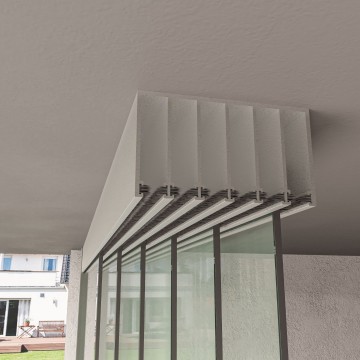 6 railsysteem wit met helder glas van 5000 tot 6000 mm breed met totale hoogte van 1970 mm tot 2700 mm