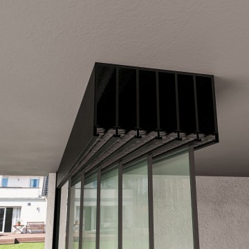 6 railsysteem zwart met helder glas van 5000 tot 6000 mm breed met totale hoogte van 1970 mm tot 2700 mm