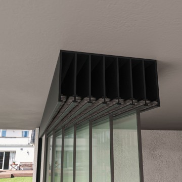 7 railsysteem antraciet met helder glas van 6000 tot 7000 mm breed met totale hoogte van 1970 mm tot 2700 mm