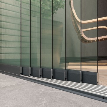 7 railsysteem antraciet met helder glas van 6000 tot 7000 mm breed met totale hoogte van 1970 mm tot 2700 mm